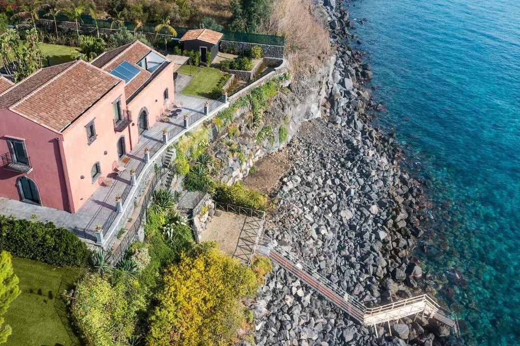 La scogliera lavica e l'accesso al mare