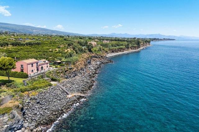 La villa sulla costa di Pozzillo