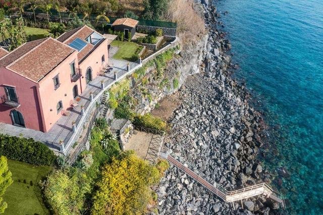 La scogliera lavica e l'accesso al mare