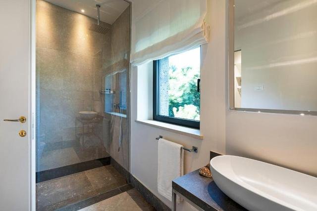 Bagno con lavabo d'appoggio