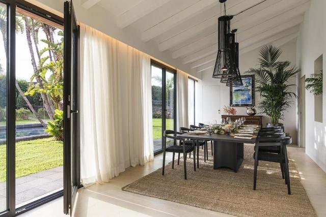 Sala da pranzo affacciata sul giardino