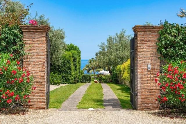L'ingresso alla villa