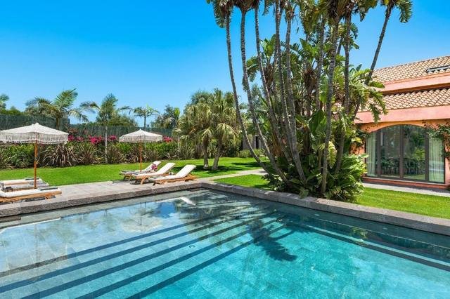 La piscina riscaldata tra le palme
